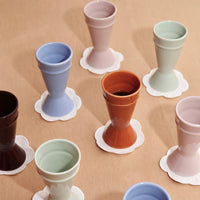 Les mazagrans nude, caramel, chocolat / marron, bleu et vert sur la table de la cuisine.