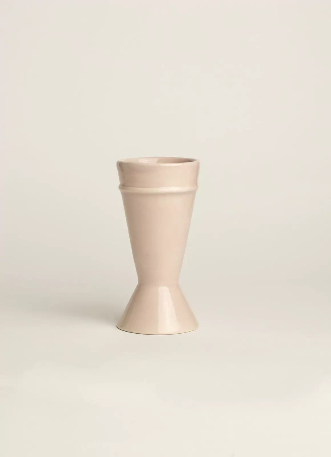 Tasse mazagran en céramique rose pale sur fond blanc – Atelier Maison Quatre