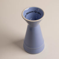 Logo sous le mazagran bleu – Atelier Maison Quatre