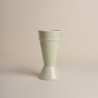 Logo gravé sous le mazagran vert en céramique – Atelier Maison Quatre