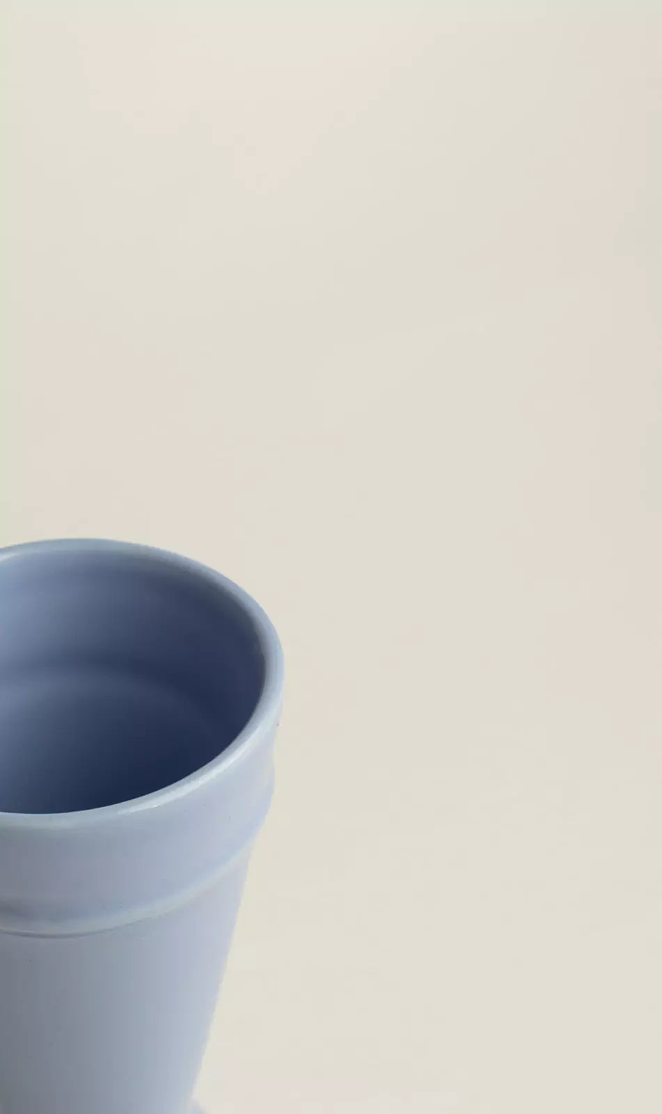 Intérieur d'une tasse mazagran en céramique bleu clair, gros plan sur fond blanc – Atelier Maison Quatre.