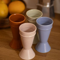 les tasses mazagrans posées sur le comptoir en bois de la cuisine pour servir le café